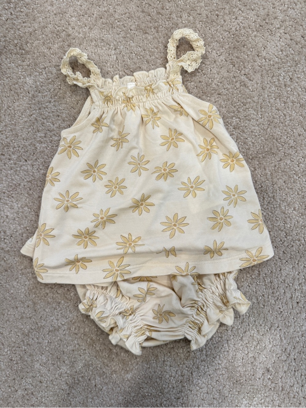 Rylee + Cru 
Infant two-piece set
3-6 month 
NWOT